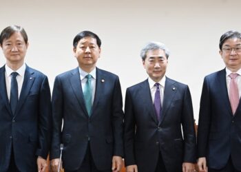 Economic Chiefs Warn of Samsung Strike Risks, Urge Dialogue – 조선일보