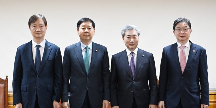 Economic Chiefs Warn of Samsung Strike Risks, Urge Dialogue – 조선일보