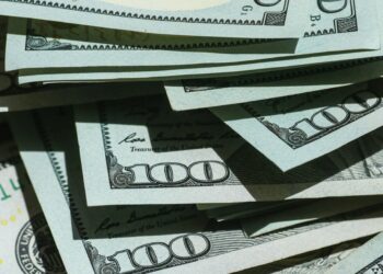 US Dollar surpasses LE 53 amid global surge and regional tensions