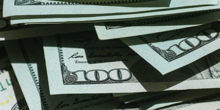 US Dollar surpasses LE 53 amid global surge and regional tensions