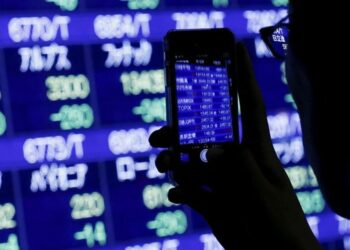 Oil Surges, Stock Futures Dip Amid Renewed US-Iran Tensions