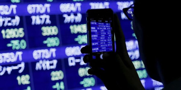 Oil Surges, Stock Futures Dip Amid Renewed US-Iran Tensions