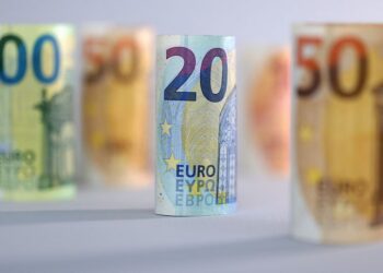 Euro fails to nab big market share from dollar despite erratic US policy, report shows | The Mighty 790 KFGO