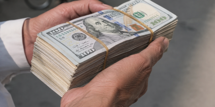 Global currencies under pressure as dollar strengthens and yen weakens