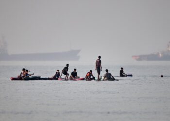 A new exchange of fire with Iran in the gulf tests the fragile ceasefire