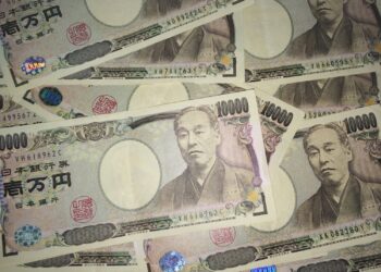 Yen strengthens ahead of weekend, intervention risk in focus