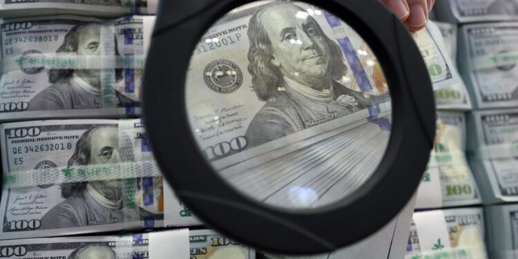 Prolonged won weakness weighs on Korean firms, banks
