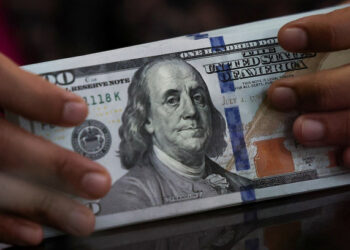 Dollar falls against dong – VnExpress International
