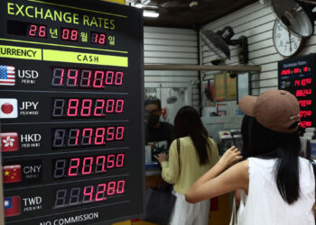 Korean won strengthens below 1,400 per dollar as Fed rate hike bets fade