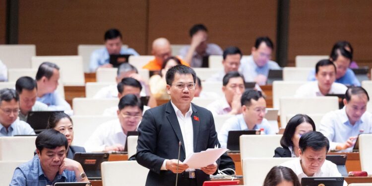 National Assembly deputies from Lam Dong province contribute suggestions to improve laws on banking and anti-money laundering.