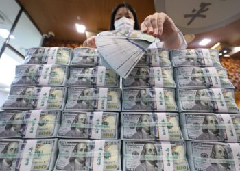 Samsung, SK hynix shareholder returns seen driving further won strength