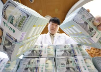 Won-dollar exchange rate drops to 1,300 won range, lowest in 10 1/2 months