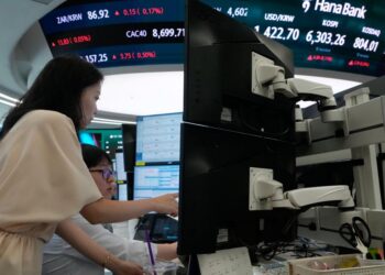 World shares are mixed after US stocks fall back, while oil edges lower | Ap