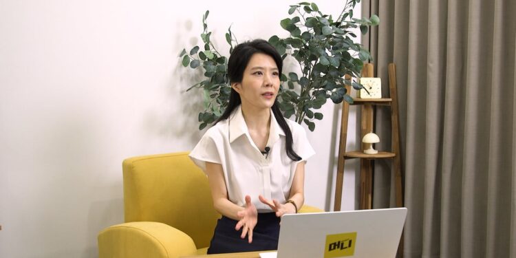 Dollar Investments Surge as Exchange Rate Drops to 1,300 Won – 조선일보