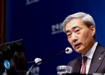 Bank of Korea Weighs Back-to-Back Rate Hike Amid Mixed Signals – 조선일보