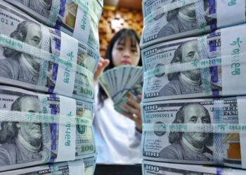 South Korean won strengthens into 1,300 range against dollar