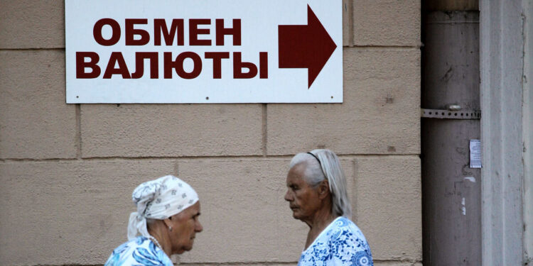 Central bank decisions and sanctions maintain pressure on Belarusian currency – Belsat