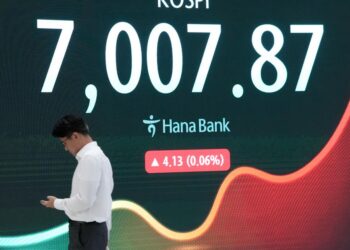 US stocks flirt with a record after oil prices ease | Nation & World