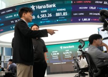 US stocks hover near their latest record in mixed trading on Wall Street – News-Press NOW