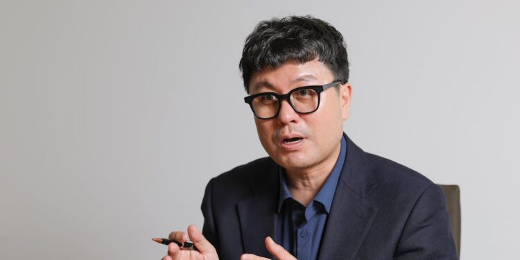 Hanwha Expert Recommends Dollar Bonds Amid High Yields, Low Exchange Rates – 조선일보