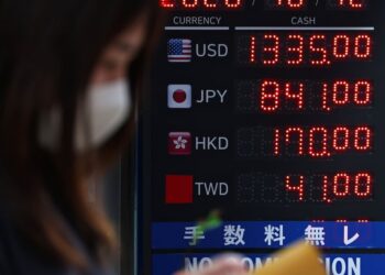 Won-Dollar Exchange Rate Drops to Two-Year Low – 조선일보