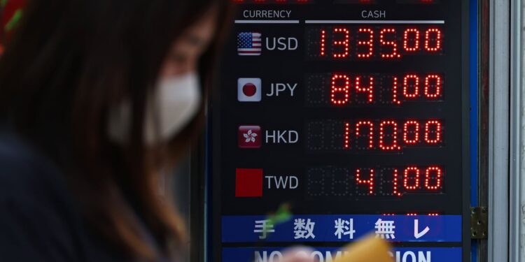 Won-Dollar Exchange Rate Drops to Two-Year Low – 조선일보